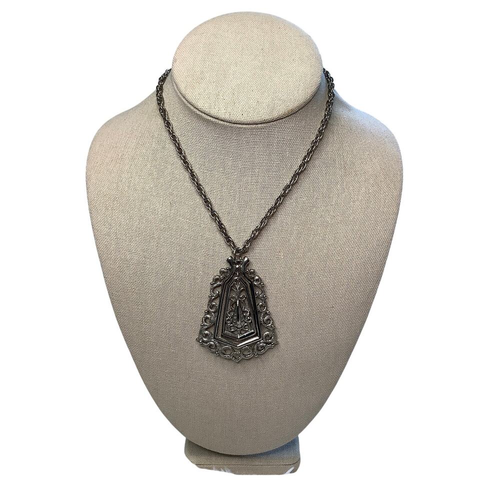 JJ Jonette Jewelry Silver Tone Ornate Open Work Shield Pendant Necklace F10-16